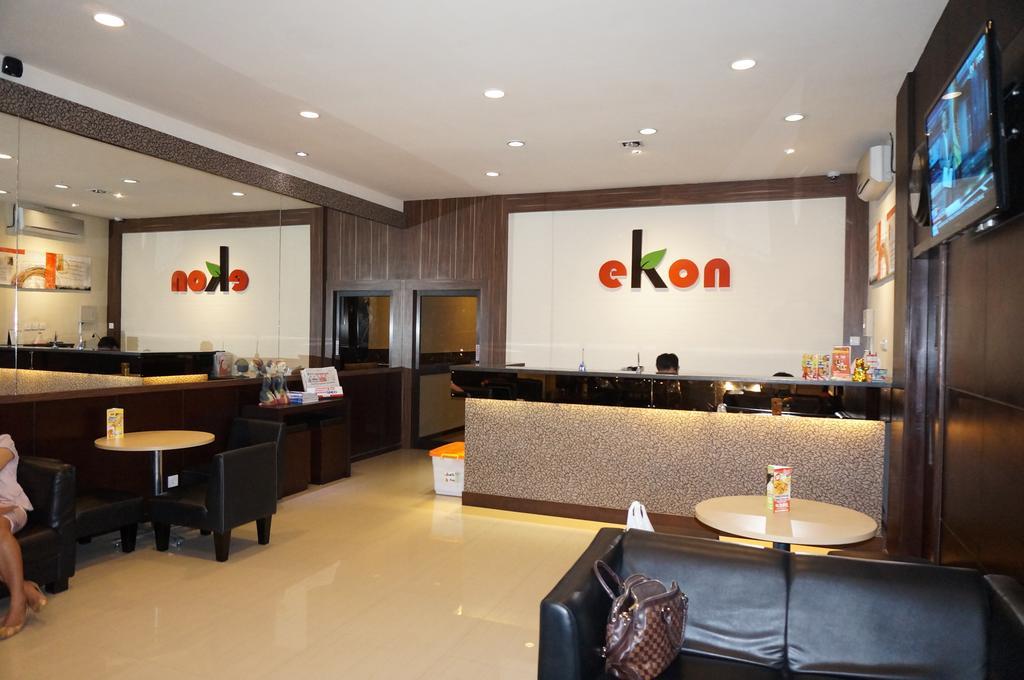 Ekon Hotel ยอกยาการ์ตา ภายนอก รูปภาพ